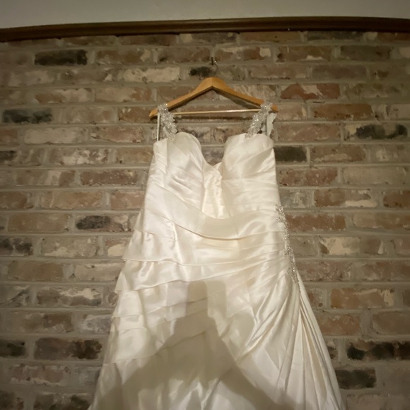 Wedding Gown - Picture 3 of 8